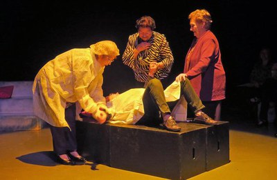 Estrena de l'obra “Mil maneres d’enfrontar un nou dia” en la qual fan d'actors un grup de cuidadors no professionals.
