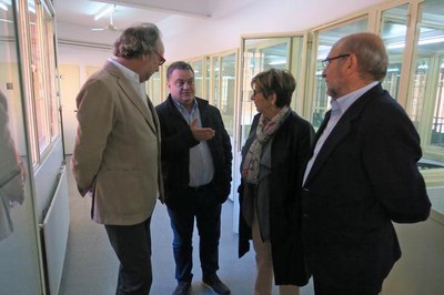 El tinent d'alcalde Xavier Rodamilans i el director del centre, Manel Solà, amb la tècnica municipal Lourdes Zanuy i el subdirector d'Interior, Rafae….