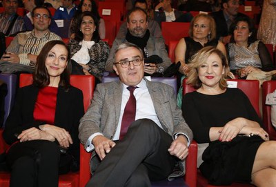 Dues Carmes, Elies -a l'esquerra- i Machi -a la dreta-, flanquejant l'alcalde Ros.