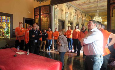 La tinent d'alcalde Montse Parra ha explicat el significat del retaule de la Verge dels Paers a l'expedició.