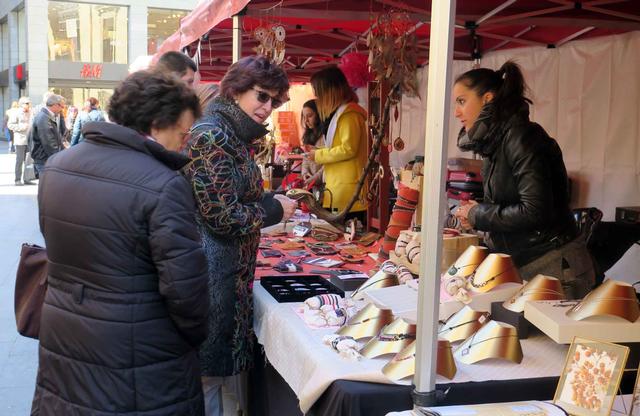 Un total de 20 joves artistes exposen les seves creacions a la plaça de la Catedral