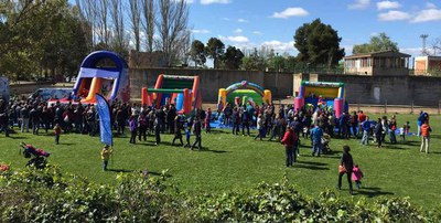 Un parc infantil que ha estat amenitzat per la mascota 'lo Marraquet Bomber'.