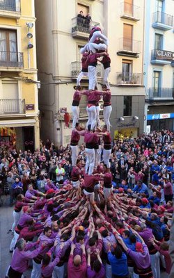 Els Castellers van provar i carregar el 5 de 7, però no el van poder descarregar al final.