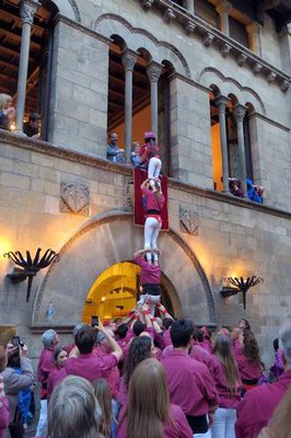 La tinent d'alcalde Montse Parra ha ajudat l'enxaneta a entrar a la Paeria.