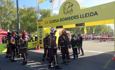 Un grup de bombers han fet el recorregut equipats amb l'equip de treball.