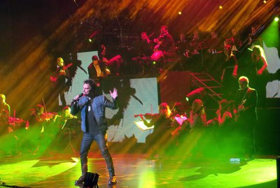 Un espectacle per a nostàlgics del rock que dura gairebé tres hores.