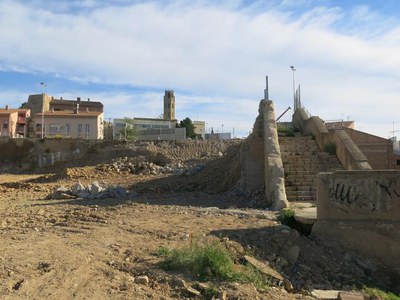 Durant els propers quinze dies continuarà el moviment i extracció de terres que permetrà configurar el substrat topogràfic.