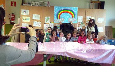 Els alumnes de l'Escola Enric Farreny, que apareixen a la foto, han estat uns dels participants en l'activitat.