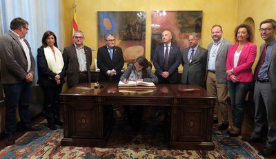 La consellera Meritxell Serret ha signat al llibre d'honor de la Paeria.