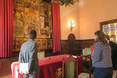 L'alcalde Ros ha explicat a la consellera Serret el retaule de la Verge dels Paers.