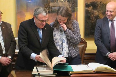 L'alcalde Ros l'ha obsequiat amb el Llibre dels Usatges.