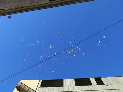 Globus al cel amb missatges de solidaritat.