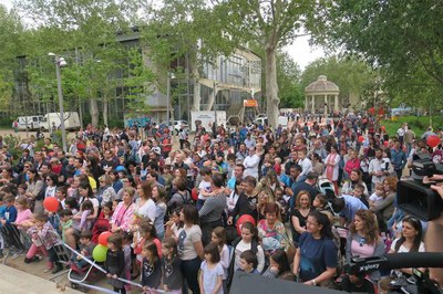 Els nens i nenes no s'han espantat per les quatre gotes que amenaçaven pluja.