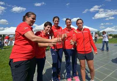 Brindis de l'equip en conquerir l'ascens al Grup Mundial.