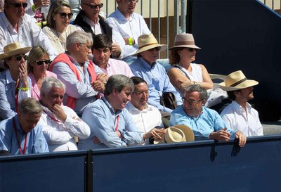 L'alcalde i el secretari d'Estat han presenciat el partit des de la llotja d'autoritats.