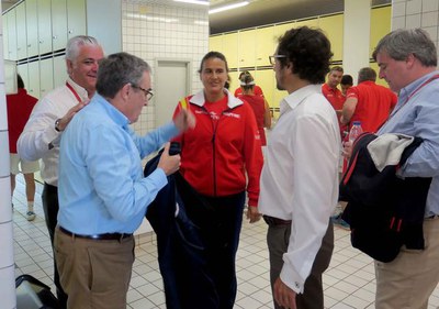 L'alcalde Ros, el secretari d'Estat, el president de la Federació Espanyola i el president del CT Lleida feliciten a la capitana, Conchita Martínez.