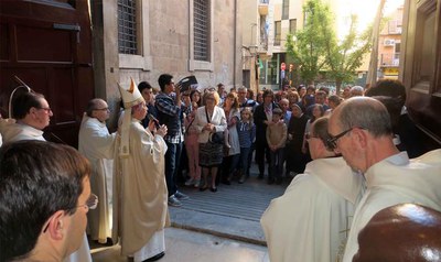 El bisbe Salvador ha convidat als fidels a entrar al temple per la Porta Santa.