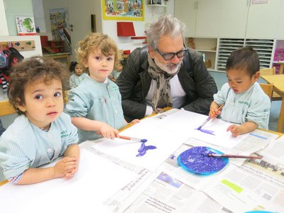 El regidor del Centre Històric comparteix una estona de joc amb els nens i nenes de l'escola.