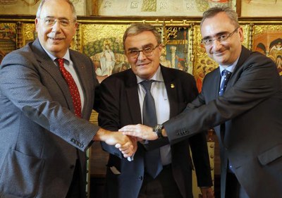 L’acte de signatura del conveni entre la Paeria, el Parc Científic de Lleida i l’Ajuntament de Fraga al Saló de Plens.