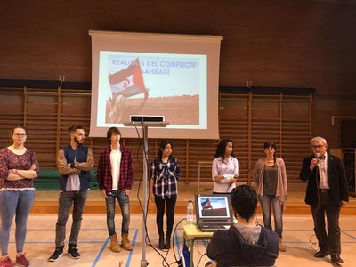 Els estudiants de l’INS Torrevicens que han conviscut durant uns dies en camps de refugiats sahrauís realitzen una xerrada de sensibilització als seu….