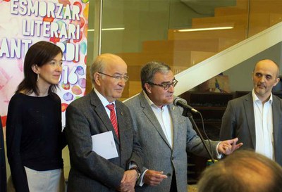 L'alcalde, amb els responsables de Pagès Editors i l'escriptor Xavier Casasses.