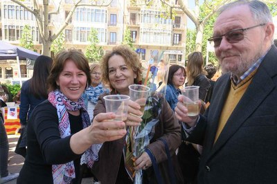 Brindis entre la llibretera i l'escriptora Maria Pons.