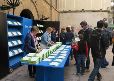 La parada de l'Ajuntament ha repartit el volum número 12 dels relats de l'Escata de Drac.