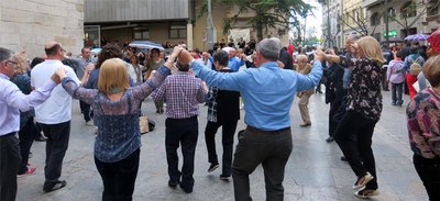 Les quatre gotes no van poder amb els sardanistes.