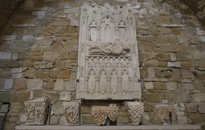 El capitell de la Seu Vella prestat temporalment al Palau Moja està exposat habitualment a la capella de les Ànimes.