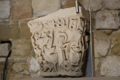 El capitell  del claustre de la Seu Vella prestat al Palau Moja, historiat de finals del s. XIII, pertany a la galeria est, la més propera a l’esglés….