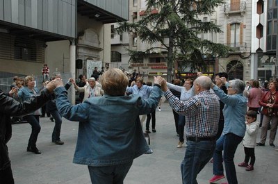 EL Grup Sardanista Montserrat ha organitzat la ballada de sardanes amb motiu de la celebració de la Mare de Déu de Montserrat, coneguda popularment c….