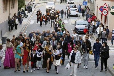La comitiva va des del Centre Cívic fins al pavelló municipal per inaugurar oficialment la Festa Major.