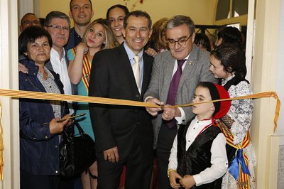 L'alcalde ha inaugurat l'exposició de treballs de confecció i pintura.