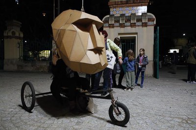 La plaça del Teatre de l'Escorxador, ambientada per acollir la Fira de Titelles.
