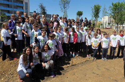 Les autoritats i els voluntaris de la fundació Plant for the Planet.