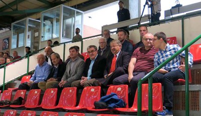 L'alcalde Ros ha presenciat el partit des de la llotja del pavelló municipal.