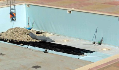 Una nova canonada per sota de la llosa de la piscina connectarà les quatre arquetes amb el tub que va a la depuradora.