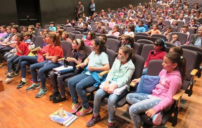 Alumnes de l'escola Antoni Bergós i Joc de la Bola, a la 23a Mostra de Teatre Escolar.