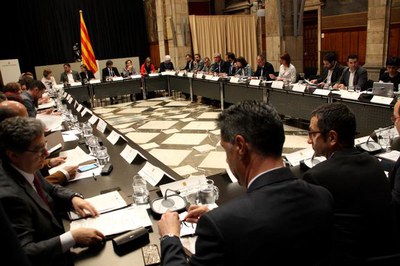 El president Carles Puigdemont ha presidit la reunió, a la qual hi han assistit alcaldes de municipis de més de 100.000 habitants..