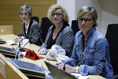 La tinent d'alcalde Montse Mínguez, amb la degana del CPC, Neus Bonet, i la degana de la Facultat de Lletres de la UdL, M. Carme Figuerola.