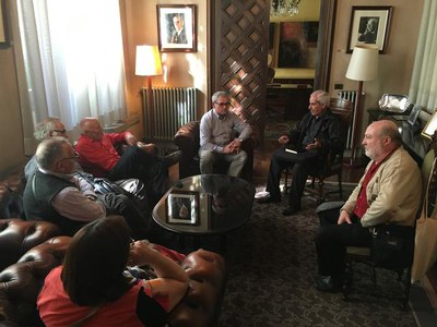 Recepció a la Paeria al responsable del projecte de rehabilitació d’un hospital a Cuba, que s’ha realitzat gràcies a una subvenció municipal.