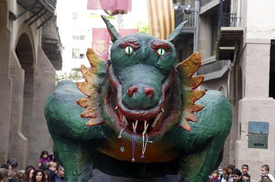 El Marraco ha tancat la cercavila pel centre de la ciutat amb motiu de l'inici de la Festa Major de Maig.