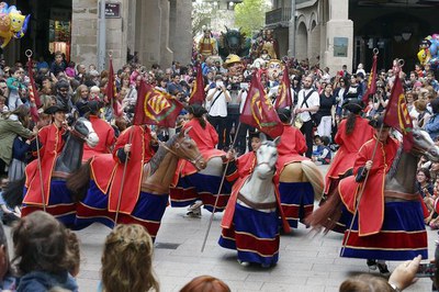 La plaça de la Paeria s'ha omplert de cultura popular en l'inici de la Festa Major de Maig de Lleida.
