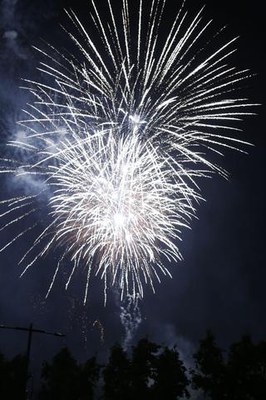 El Castell de Focs ha estat el preludi de la revetlla als Camps Elisis.