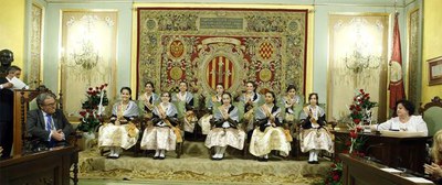 L'alcalde Ros, la pregonera Santa i les pubilles, al Saló de Sessions.