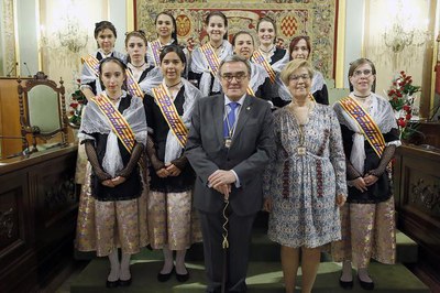 Les pubilles amb l'alcalde Ros i la regidora de Cultura, Montse Parra.