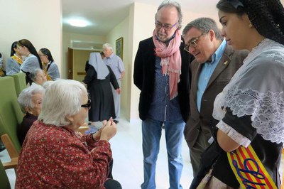 L'alcalde Ros, X. Rodamilans i les pubilles han visitat, com cada any, els residents de les Germanetes dels Pobres.