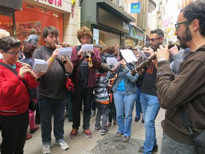 Capgrossos, Ball de Bastons i gralles, entre altres, en la cercavila popular, aquest matí, per la Festa Major de Lleida.