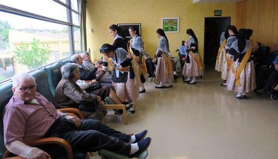 Les pubilles saludant tots els residents de la Llar de Sant Josep.