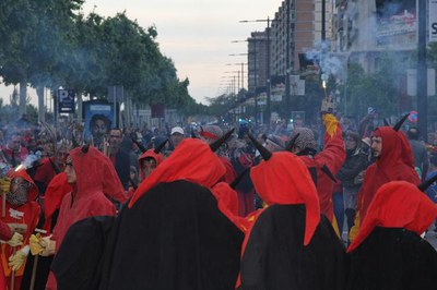 Les colles de diables de grans i petits han acabat el recorregut davant de la plaça de Sant Francesc.
